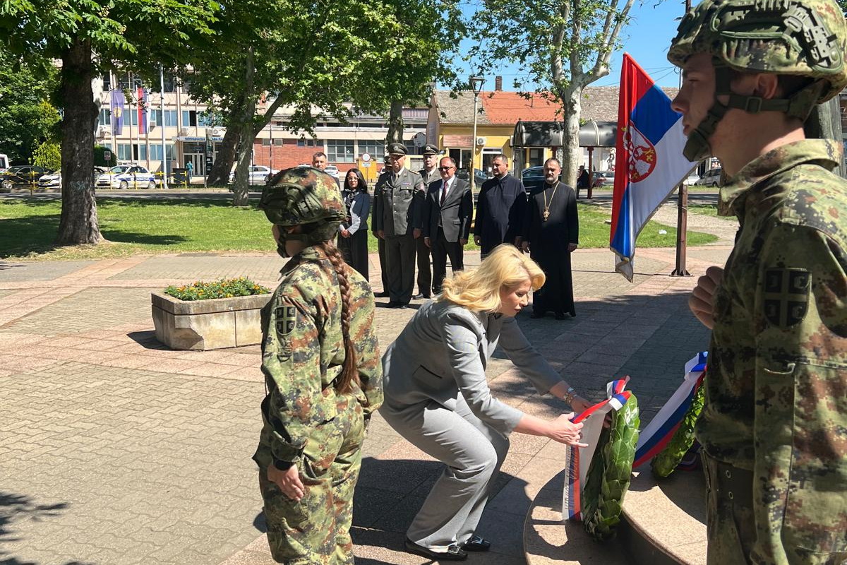 Потпредседница Божић положила венац на споменик војводи Стевану Шупљикцу у Панчеву
