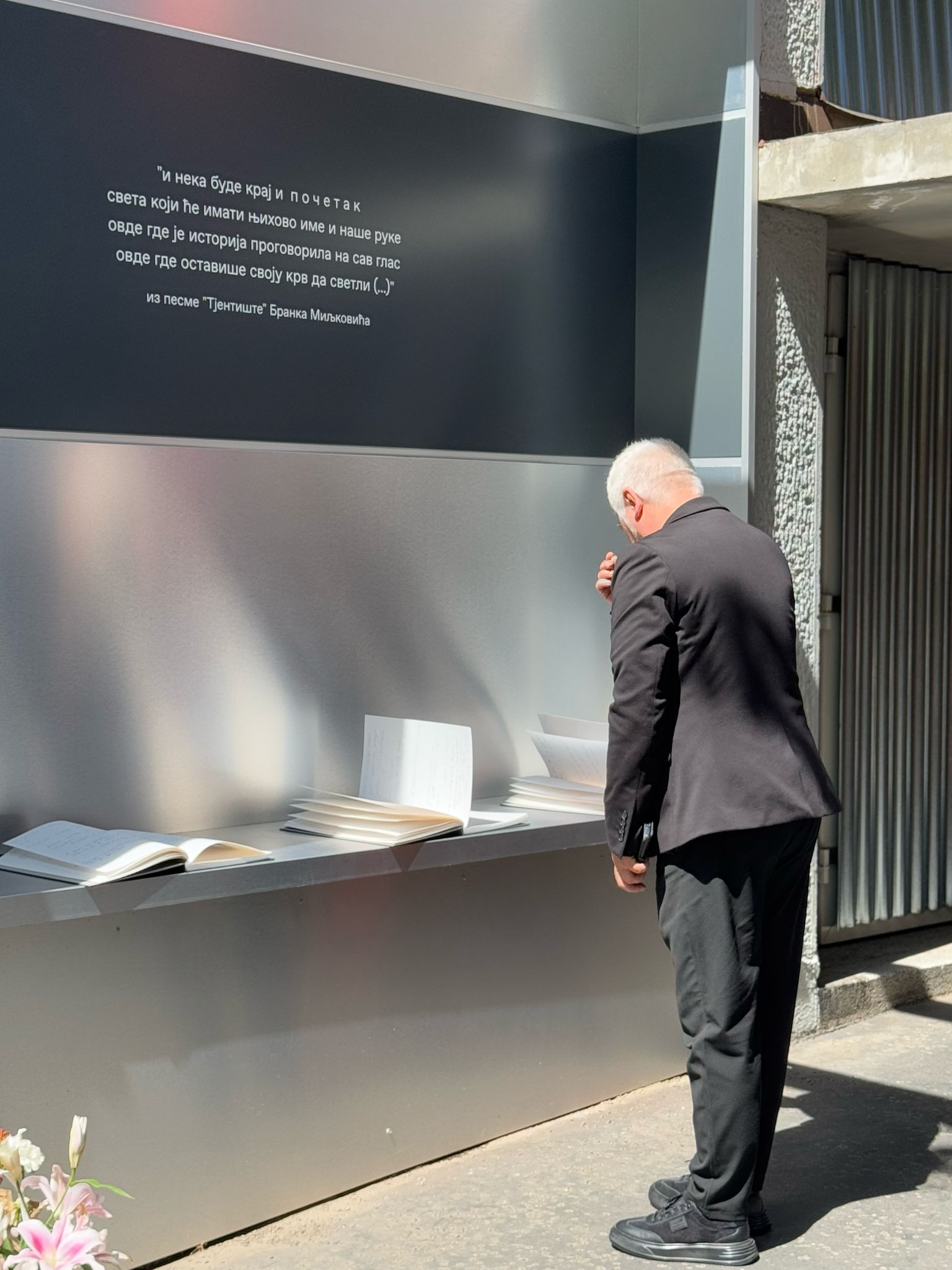 Министар Братина се уписао у Књигу жалости у Основној школи „Владислав Рибникар“